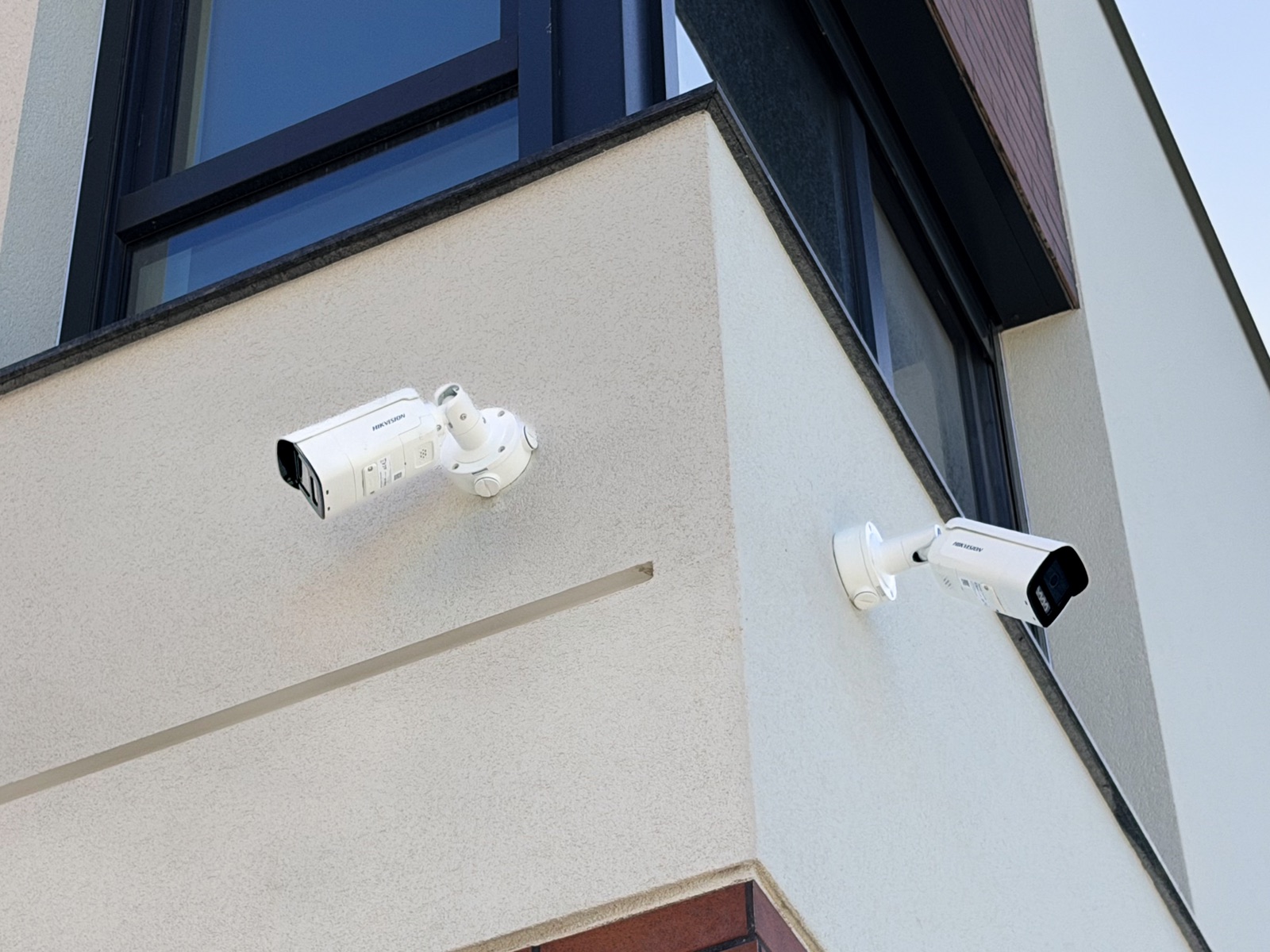 Camere bullet pe fațada unei case moderne