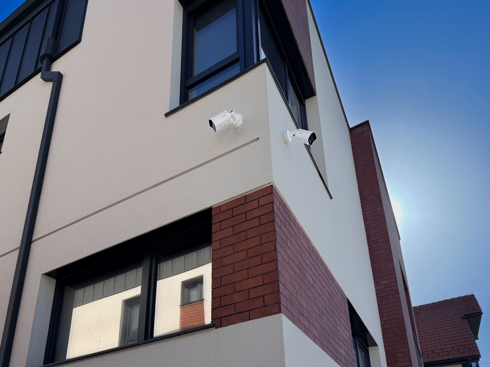 Cameră de supraveghere pe fațada unei locuințe