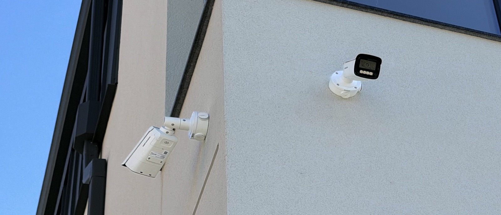 Camere de exterior pe colțul casei — vedere spre stradă
