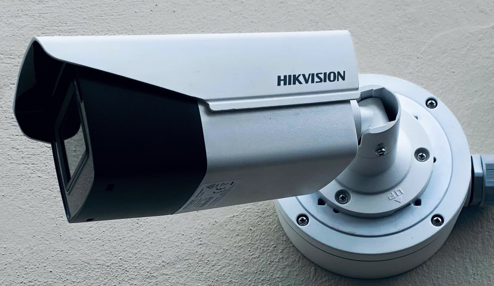 Cameră bullet Hikvision cu carcasă de exterior — detaliu