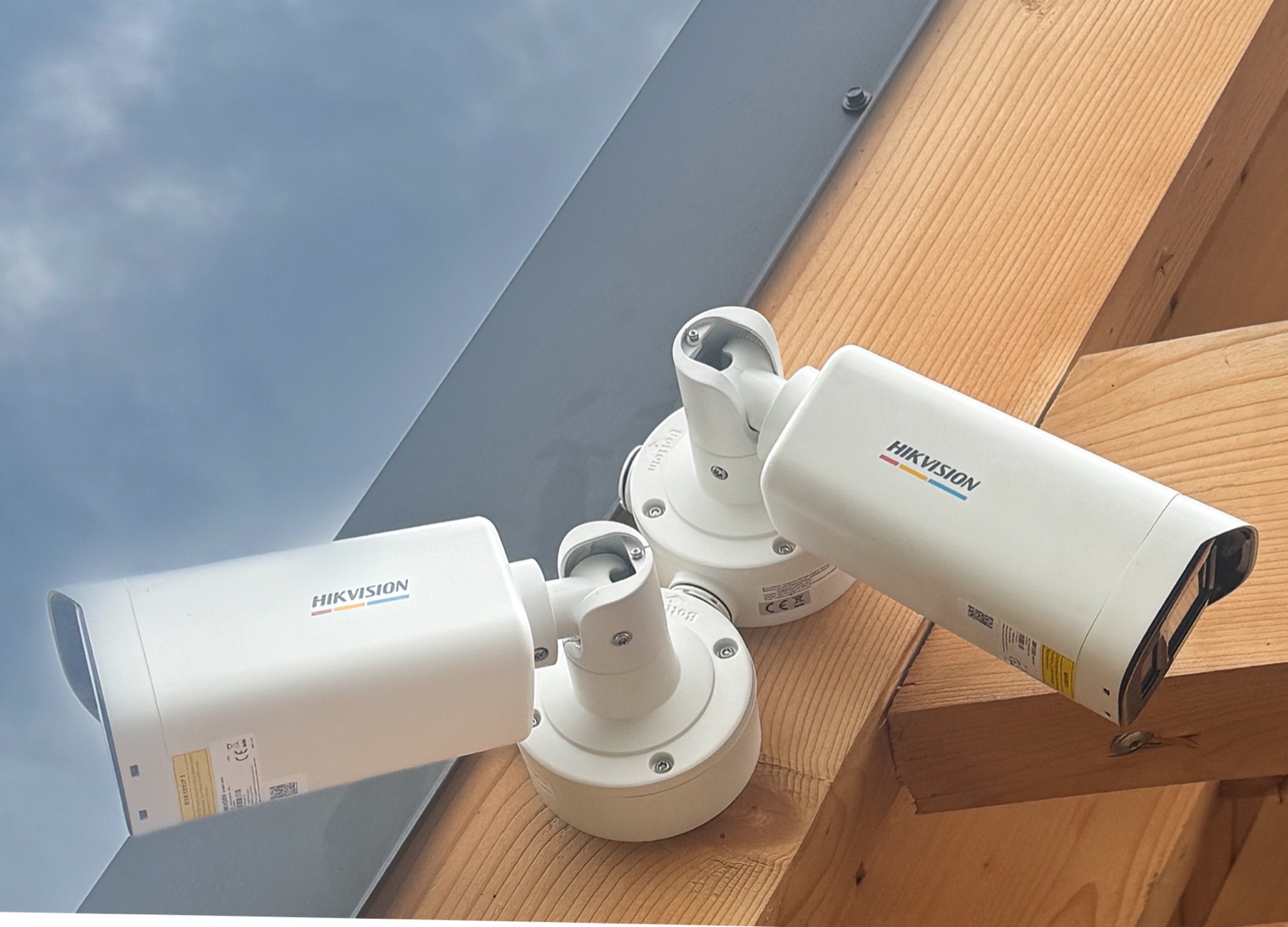 Camere Hikvision pe grinda unei terase din lemn