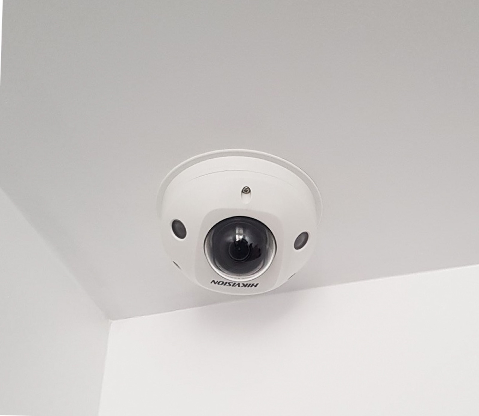 Mini-dome Hikvision pe tavan — supraveghere interior