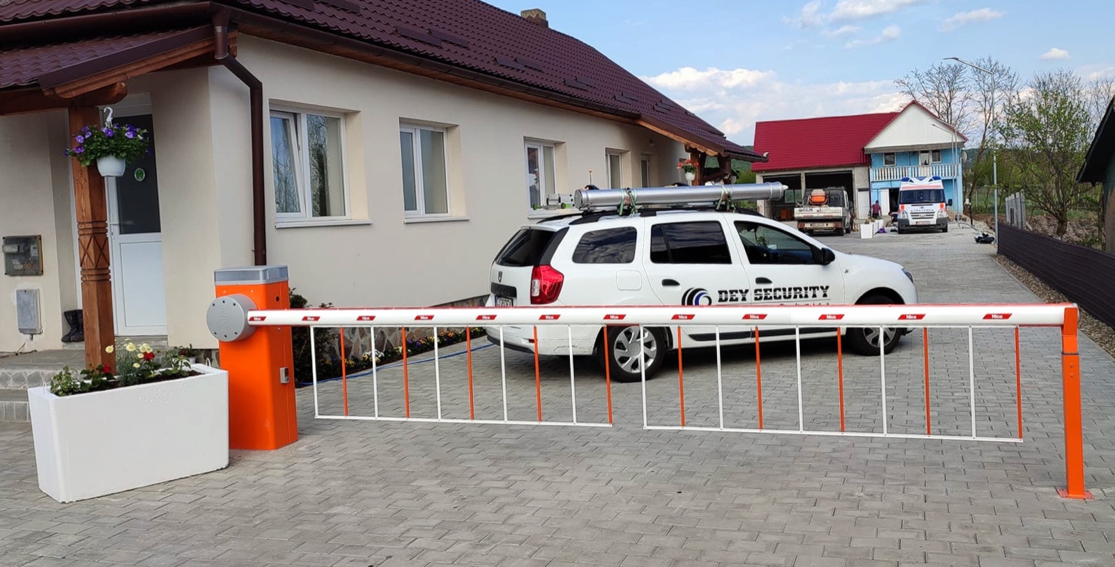 Barieră auto automatizată la un complex rezidențial