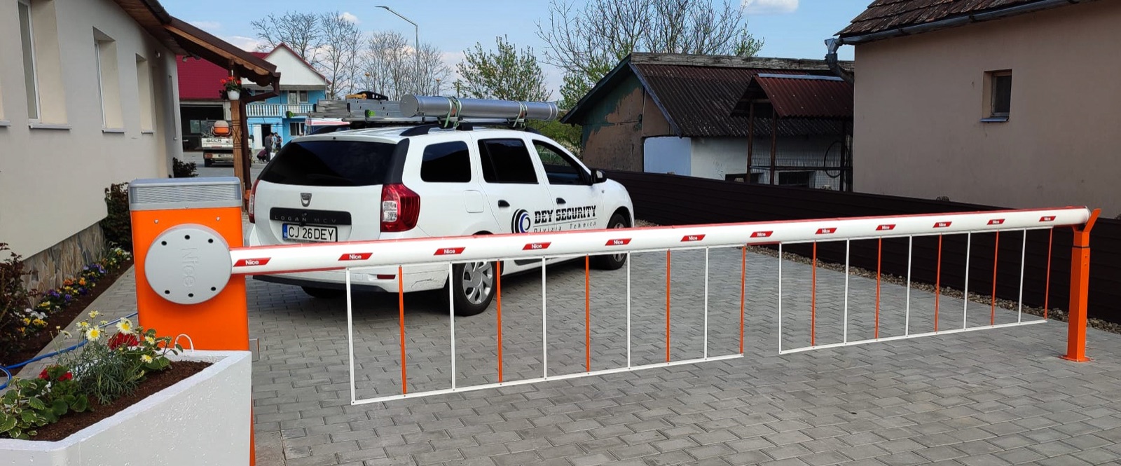Barieră de acces auto — parcare rezidențială