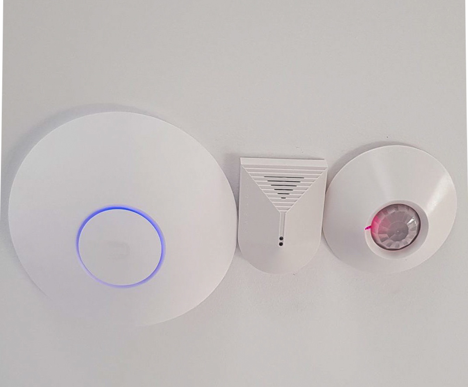 Access point, sirenă de interior și detector pe tavan