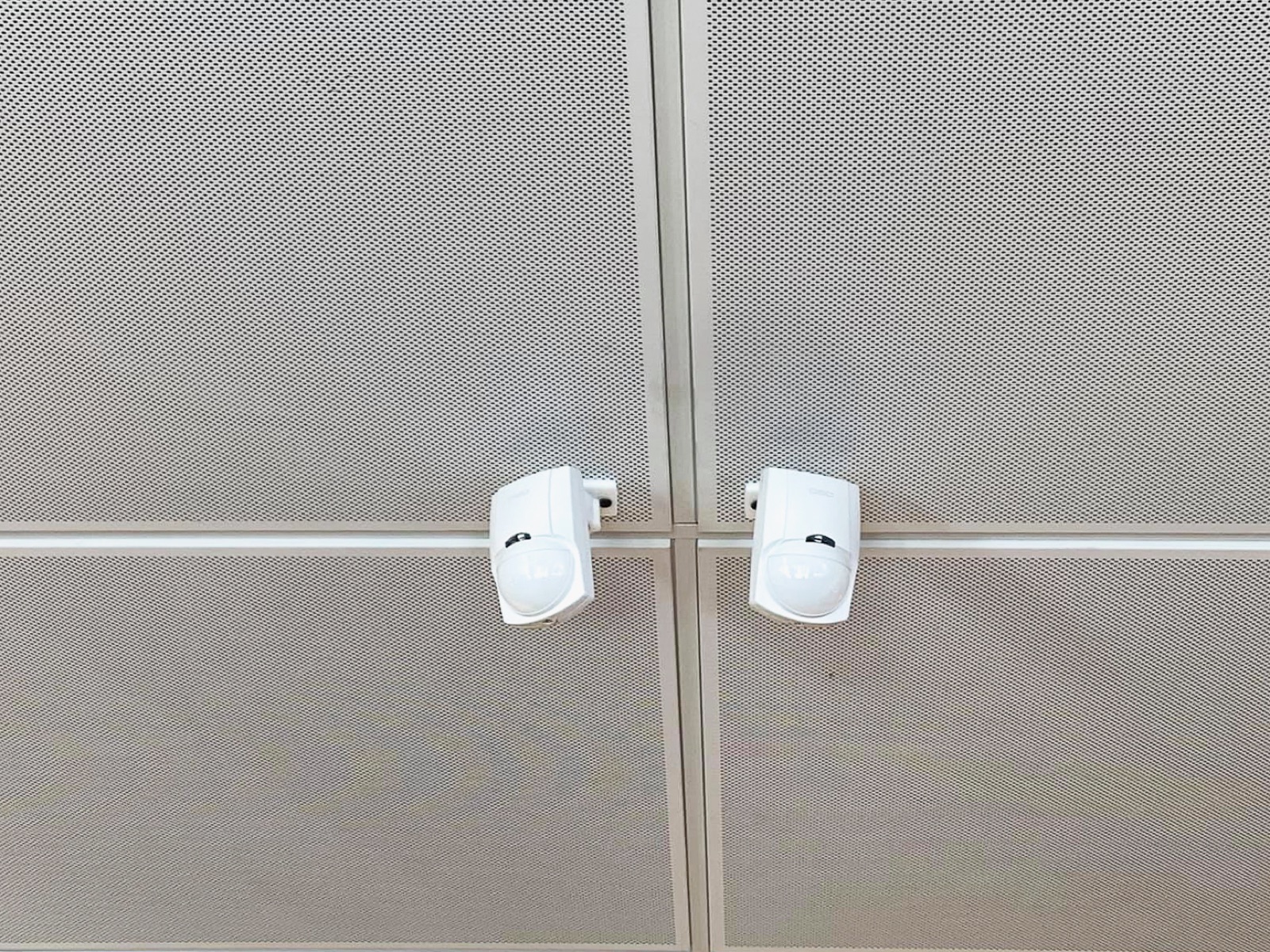 Detectoare de mișcare pe tavan casetat